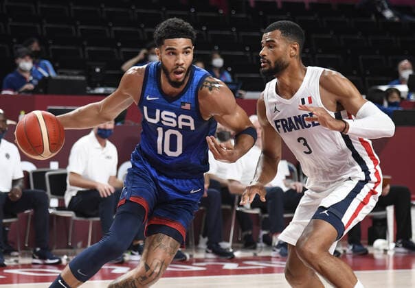 Tokio 2020 im Jahr 2021, Basketball, Herren, Frankreich - USA The United States Jayson Tatum (10) drives to the basket as he defended by France s Timothe Luwawu Kongbo during a Men s Basketball game at the Tokyo 2020 Olympics, Sunday, July 25, 2021, in Tokyo, Japan.  OLY20210725897 MIKExTHEILER