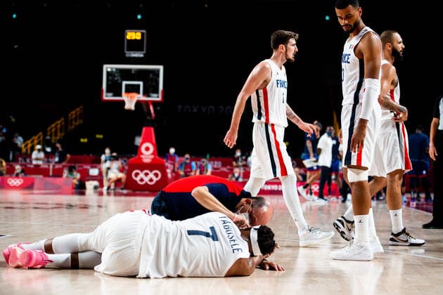 210725 Guerschon Yabusele of France with an injury in the basketball game between France and USA during day 2 of the Tokyo 2020 Olympic Games on July 25, 2021 in Tokyo Photo Jon Olav Nesvold BILDBYRAN COP 217 JE0005 basketball basketball olympic games olympics os ol olympiska spel olympiske toys tokyo2020 tokyo 2020 tokyo os tokyo ol bbeng france france usa united states,  Copyright: JONxOLAVxNESVOLD BB210725JE063