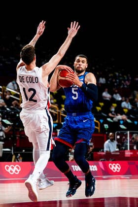 210725 Nando de Colo of France and Zachary Lavine of USA compete in the basketball game between France and USA during day 2 of the Tokyo 2020 Olympic Games on July 25, 2021 in Tokyo Photo Jon Olav Nesvold BILDBYRAN COP 217 JE0005 basketball basketball olympic games olympics os ol olympics olympics olympics tokyo2020 tokyo 2020 tokyo os tokyo ol bbeng france france usa united states,  Copyright: JONxOLAVxNESVOLD BB210725JE093