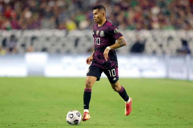 GLENDALE, AZ - JULY 24: Mexico midfielder Orbelin Pineda (10) dribbles the ball in action during the CONCACAF Gold Cup quarterfinals match between Mexico and Honduras on July 24, 2021 at State Farm Stadium in Glendale, AZ. (Photo by Robin Alam Icon Sportswire) SOCCER: JUL 24 Concacaf Gold Cup Quarterfinal - Mexico v Honduras Icon164210724068