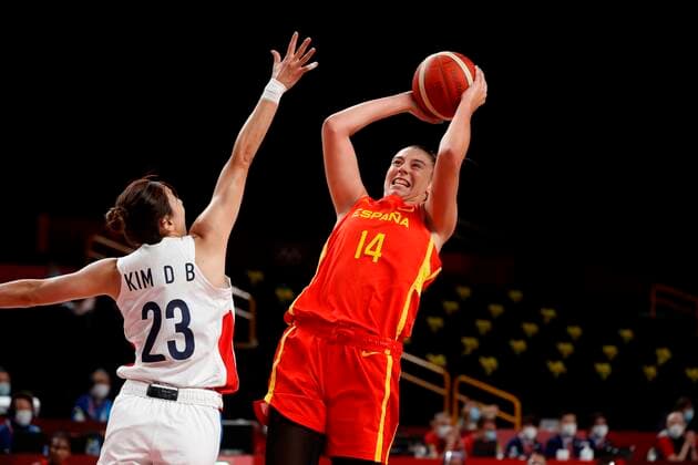 Spain s Raquel Carrera (R) in action against South Korea s Kim Danbi, during a match for Group A of women s basketball for the 2020 Olympic Games, Olympische Spiele, Olympia, OS at the Saitama Super Arena in Tokyo, Japan, 26 July 2021. 2020 Olympics Basketball: Spain vs South Korea !ACHTUNG: NUR REDAKTIONELLE NUTZUNG!  Copyright: xKaixFoesterlingx EVE1955 20210726-a282631b4fb9aa84946b4525e6039ac0ade78922