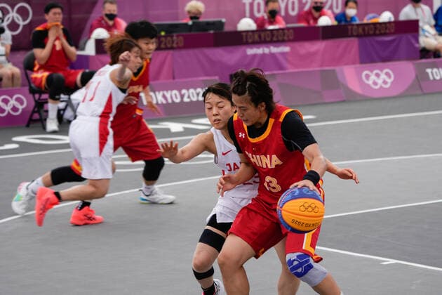 (210726) -- TOKYO, July 26, 2021 -- China s Wang Lili (front) competes at the 3x3 basketball women s pool round match at Tokyo 2020 Olympic Games, Olympische Spiele, Olympia, OS in Tokyo, Japan, July 26, 2021. ) (TOKYO2020)JAPAN-TOKYO-OLY-3X3 BASKETBALL-WOMEN ZhangxXiaoyu 