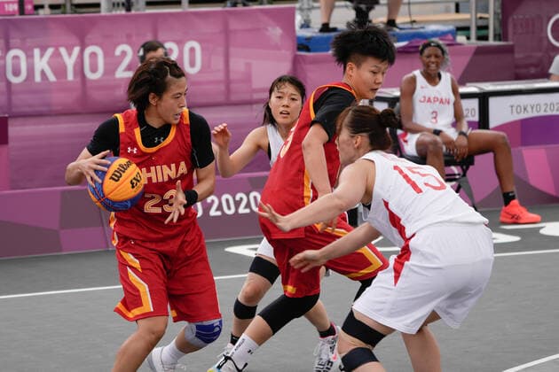 (210726) -- TOKYO, July 26, 2021 -- China s Wang Lili (L) competes at the 3x3 basketball women s pool round match at Tokyo 2020 Olympic Games, Olympische Spiele, Olympia, OS in Tokyo, Japan, July 26, 2021. ) (TOKYO2020)JAPAN-TOKYO-OLY-3X3 BASKETBALL-WOMEN ZhangxXiaoyu 