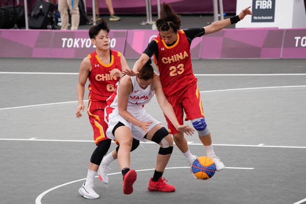 (210726) -- TOKYO, July 26, 2021 -- Japan s Nishioka Risa (C) competes with China s Wang Lili (R) and Yang Shuyu at the 3x3 basketball women s pool round match at Tokyo 2020 Olympic Games, Olympische Spiele, Olympia, OS in Tokyo, Japan, July 26, 2021. ) (TOKYO2020)JAPAN-TOKYO-OLY-3X3 BASKETBALL-WOMEN ZhangxXiaoyu 