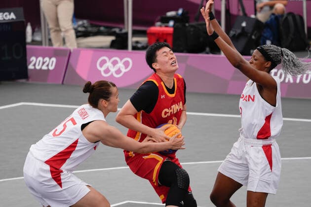 (210726) -- TOKYO, July 26, 2021 -- China s Zhang Zhiting (C) competes with Japan s Nishioka Risa (L) and Mawuli Stephanie at the 3x3 basketball women s pool round match at Tokyo 2020 Olympic Games, Olympische Spiele, Olympia, OS in Tokyo, Japan, July 26, 2021. ) (TOKYO2020)JAPAN-TOKYO-OLY-3X3 BASKETBALL-WOMEN ZhangxXiaoyu 