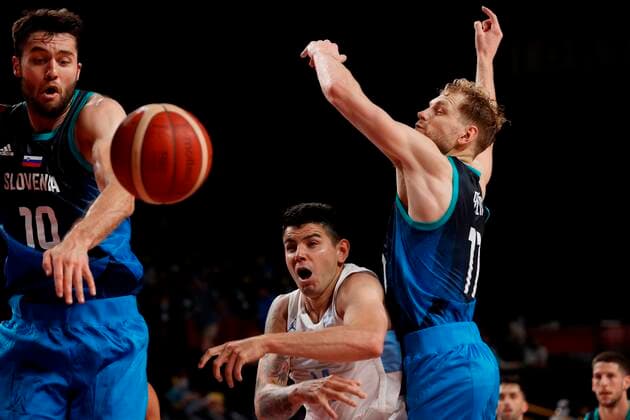 Argentina s Gabriel Deck in action against Slovenia s Mike Tobey (L) and Jaka Blazic (R), during a match for Group C of men s basketball for the 2020 Olympic Games, Olympische Spiele, Olympia, OS at the Saitama Super Arena in Tokyo, Japan, 26 July 2021. 2020 Olympics Basketball: Argentina - Slovenia !ACHTUNG: NUR REDAKTIONELLE NUTZUNG!  Copyright: xKaixFoesterlingx EVE2150 20210726-afea3bd754f3f25bb108a74e4b7d4830aa71dad7