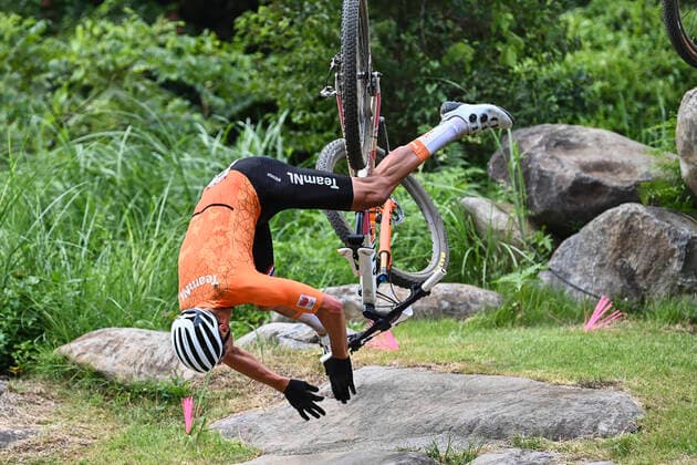 Bilder des Jahres 2021, Sport 07. Juli Sport Themen der Woche KW30 Sport Bilder des Tages Dutch Mathieu Van De Poel falls during the men final race of the Mountainbike (VTT) event on the Izu track, on the fourth day of the Tokyo 2020 Olympic Games, Olympische Spiele, Olympia, OS in Tokyo, Japan on Monday 26 July 2021. The postponed 2020 Summer Olympics are taking place from 23 July to 8 August 2021. JASPERxJACOBS  x3046737x