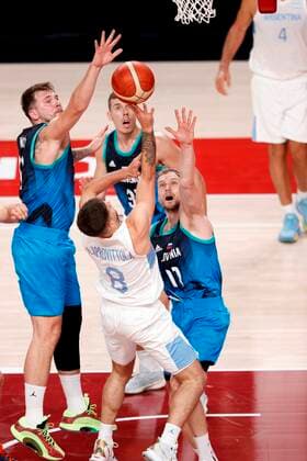 Argentina s Nicolas Laprovittola in action against Slovenia s Luka Doncic (L) and Jaka Blazic (R), during a match for Group C of men s basketball for the 2020 Olympic Games, Olympische Spiele, Olympia, OS at the Saitama Super Arena in Tokyo, Japan, 26 July 2021. 2020 Olympics Basketball: Argentina - Slovenia !ACHTUNG: NUR REDAKTIONELLE NUTZUNG!  Copyright: xKaixFoesterlingx EVE2163 20210726-b9a85f131e91fe8543810f637ca82adb8a10d47c