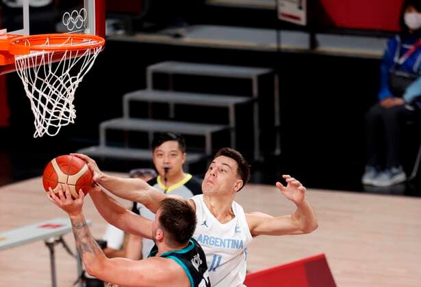 Argentina s Francisco Caffaro tries to block Slovenia s Luka Doncic (L) during a match for Group C of men s basketball for the 2020 Olympic Games, Olympische Spiele, Olympia, OS at the Saitama Super Arena in Tokyo, Japan, 26 July 2021. 2020 Olympics Basketball: Argentina - Slovenia !ACHTUNG: NUR REDAKTIONELLE NUTZUNG!  Copyright: xKaixFoesterlingx EVE2162 20210726-561900501968bb6344e0ee200de50d0f9347e4ed