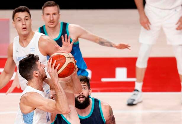 Argentina s Leandro Bolmaro (L) in action against Slovenia s Ziga Dimec (R) during a match for Group C of men s basketball for the 2020 Olympic Games, Olympische Spiele, Olympia, OS at the Saitama Super Arena in Tokyo, Japan, 26 July 2021. 2020 Olympics Basketball: Argentina - Slovenia !ACHTUNG: NUR REDAKTIONELLE NUTZUNG!  Copyright: xKaixFoesterlingx EVE2164 20210726-ee5eb5bff5f00b6011659ee66f08739e84fbc923