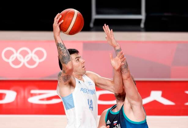 Argentina s Gabriel Deck (L) in action during the match between Argentina and Slovenia for Group C of men s basketball for the 2020 Olympic Games, Olympische Spiele, Olympia, OS at the Saitama Super Arena in Tokyo, Japan, 26 July 2021. 2020 Olympics Basketball: Argentina - Slovenia !ACHTUNG: NUR REDAKTIONELLE NUTZUNG!  Copyright: xKaixFoesterlingx EVE2160 20210726-f27a92533d8480df19f5002e11266bc10abe5fd9