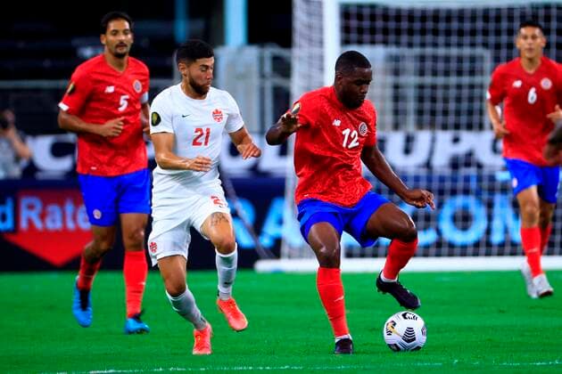 Joel Campbell (R) of Costa Rica vies for the ball with Jonathan Osorio of Canada during the Gold Cup quarter finals soccer match betwen Costa Rica and Canada at AT&T stadium in Arlington, USA 25 July 2021. Costa Rica vs. Canada !ACHTUNG: NUR REDAKTIONELLE NUTZUNG!  Copyright: xCARLOSxRAMÍREZx AMDEP7919 20210726-ec560e6d5727c11e2329af541e265d79a314916a
