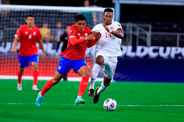 Alonso Martinez (L) of Costa Rica vies for the ball with Harrison Paton of Canada during the Gold Cup quarter finals soccer match betwen Costa Rica and Canada at AT&T stadium in Arlington, USA 25 July 2021. Costa Rica vs. Canada !ACHTUNG: NUR REDAKTIONELLE NUTZUNG!  Copyright: xCARLOSxRAMÍREZx AMDEP7909 20210726-684b2948688b550de025d0b60307298cc0617f65