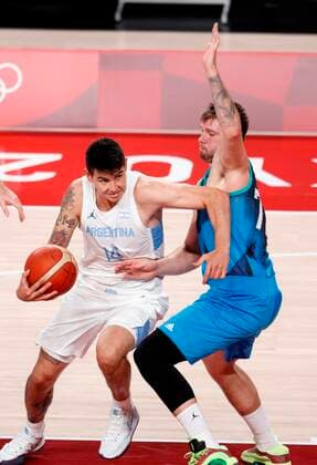 Argentina s Gabriel Deck (L) in action against Slovenia s Luka Doncic (R) during the match between Argentina and Slovenia for Group C of men s basketball for the 2020 Olympic Games, Olympische Spiele, Olympia, OS at the Saitama Super Arena in Tokyo, Japan, 26 July 2021. 2020 Olympics Basketball: Argentina - Slovenia !ACHTUNG: NUR REDAKTIONELLE NUTZUNG!  Copyright: xKaixFoesterlingx EVE2171 20210726-eea966e93d5534efaca0aa9d4222742d4a9b411e