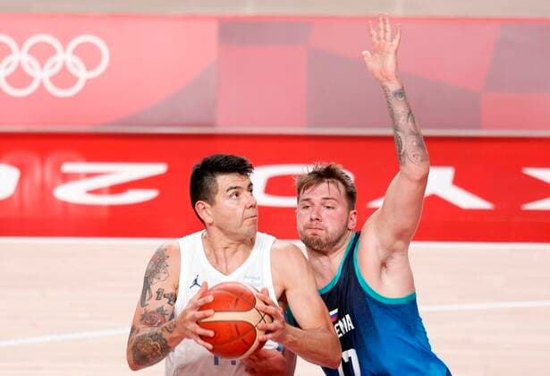 Argentina s Gabriel Deck (L) in action against Slovenia s Luka Doncic (R) during the match between Argentina and Slovenia for Group C of men s basketball for the 2020 Olympic Games, Olympische Spiele, Olympia, OS at the Saitama Super Arena in Tokyo, Japan, 26 July 2021. 2020 Olympics Basketball: Argentina - Slovenia !ACHTUNG: NUR REDAKTIONELLE NUTZUNG!  Copyright: xKaixFoesterlingx EVE2172 20210726-62608a344e273679cb7365c3f64d0673590d2651