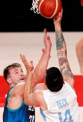 Argentina s Gabriel Deck (R) in action against Slovenia s Luka Doncic (L) during the match between Argentina and Slovenia for Group C of men s basketball for the 2020 Olympic Games, Olympische Spiele, Olympia, OS at the Saitama Super Arena in Tokyo, Japan, 26 July 2021. 2020 Olympics Basketball: Argentina - Slovenia !ACHTUNG: NUR REDAKTIONELLE NUTZUNG!  Copyright: xKaixFoesterlingx EVE2178 20210726-02c01d7ca5638fad382456be43f0d206776df81a