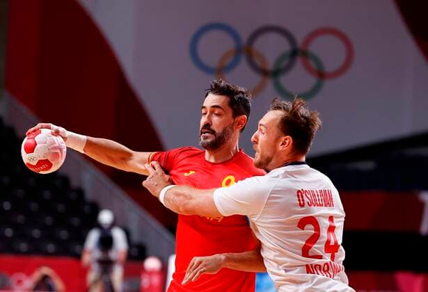 Spain s Raul Entrerrios (L) in action against Norway s Christian O Sullivan (R) during the men s preliminary round group A handball match between Spain and Norway of the 2020 Olympic Games, Olympische Spiele, Olympia, OS at Yoyogi National Stadium in Tokyo, Japan, 26 July 2021. 2020 Olympics Handball: Spain - Norway !ACHTUNG: NUR REDAKTIONELLE NUTZUNG!  Copyright: xJosexMendezx EVE2182 20210726-09bd0f18b32cbe6fb0b9f779a1be07ceeaea3639