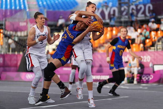 Sport Bilder des Tages (L to R) Tserenlkham Munkhsaikhan (MGL), Laetitia Guapo (FRA), JULY 26, 2021 - 3x3 Basketball : Women s Pool round match between France 22-18 Mongolia during the Tokyo 2020 Olympic Games, Olympische Spiele, Olympia, OS at the Aomi Urban Sports Park in Tokyo, Japan. Noxthirdxpartyxsales  (165512097)