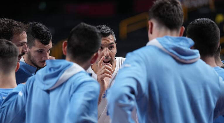 (210726) -- TOKYO, July 26, 2021 -- Luis Scola (C) of Argentina talks with teammates before the men s basketball preliminary round match between Argentina and Slovenia at the Tokyo Olympic Games, Olympische Spiele, Olympia, OS in Tokyo, Japan, on July 26, 2021. ) (TOKYO2020)JAPAN-TOKYO-OLY-BASKETBALL-MEN S PRELIMINARY MengxYongmin 