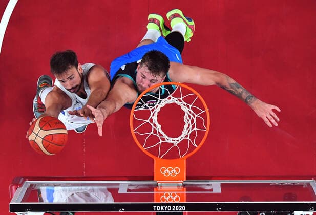 (210726) -- TOKYO, July 26, 2021 -- Luka Doncic (R) of Slovenia blocks during the men s basketball preliminary round match between Argentina and Slovenia at the Tokyo Olympic Games, Olympische Spiele, Olympia, OS in Tokyo, Japan, on July 26, 2021. ) (TOKYO2020)JAPAN-TOKYO-OLY-BASKETBALL-MEN S PRELIMINARY MengxYongmin 