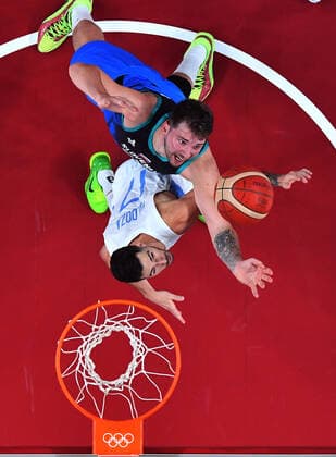(210726) -- TOKYO, July 26, 2021 -- Luka Doncic (top) of Slovenia competes during the men s basketball preliminary round match between Argentina and Slovenia at the Tokyo Olympic Games, Olympische Spiele, Olympia, OS in Tokyo, Japan, on July 26, 2021. ) (TOKYO2020)JAPAN-TOKYO-OLY-BASKETBALL-MEN S PRELIMINARY MengxYongmin 