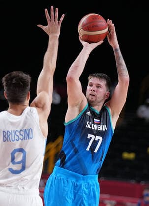 (210726) -- TOKYO, July 26, 2021 -- Luka Doncic (R) of Slovenia shoots during the men s basketball preliminary round match between Argentina and Slovenia at the Tokyo Olympic Games, Olympische Spiele, Olympia, OS in Tokyo, Japan, on July 26, 2021. ) (TOKYO2020)JAPAN-TOKYO-OLY-BASKETBALL-MEN S PRELIMINARY MengxYongmin 