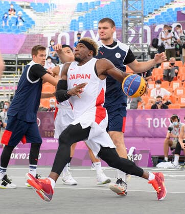 Ira BROWN JPN , action, one-on-one, vs Ilia KARPENKOV ROC Japan JPN vs Russian Olympic Committee ROC 16 19 3 x 3 Mens Basketball, Men s Pool Round, Aomi Urban Sports Park 26 07 2021 2020 Summer Olympics, from 23 07 08 2021 in Tokyo Japan