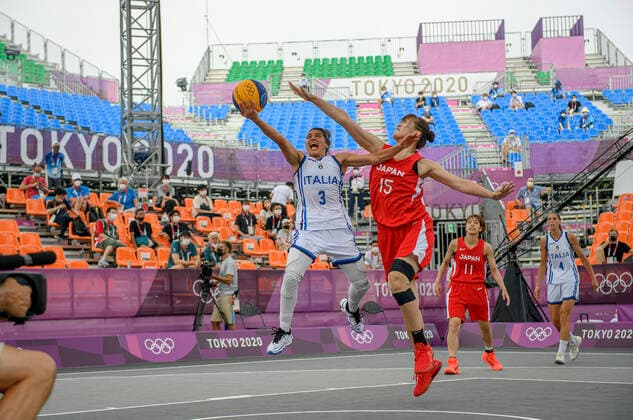 Raelin D ALIE Dalie ITA , lijnks, vs Risa NISHIOTA JPN , action, one-on-one, Italy ITA vs Japan JPN 10 22 3 x 3 Womens Basketball, Women s Pool Round, Aomi Urban Sports Park 26 07 2021 2020 Summer Olympics, from 23 07 08 2021 in Tokyo Japan