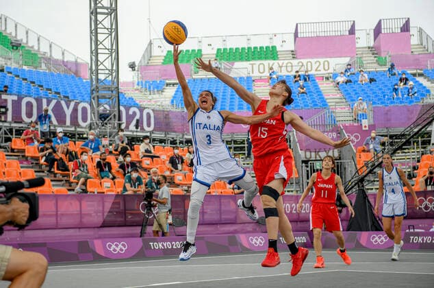 Raelin D ALIE Dalie ITA , lijnks, vs Risa NISHIOTA JPN , action, one-on-one, Italy ITA vs Japan JPN 10 22 3 x 3 Womens Basketball, Women s Pool Round, Aomi Urban Sports Park 26 07 2021 2020 Summer Olympics, from 23 07 08 2021 in Tokyo Japan