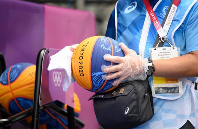 A volunteer disinfects a bsket ball, feature, symbol photo, border motif, Italy ITA vs Japan JPN 10 22 3 x 3 Womens Basketball, Women s Pool Round, Aomi Urban Sports Park 26 07 2021 2020 Summer Olympics, from 23 07 08 2021 in Tokyo Japan.
