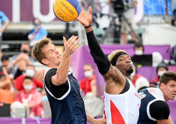 Ira BROWN JPN , right, action, one-on-one, vs. Alexander ZUEV ROC , action, one-on-one, Japan JPN vs. Russian Olympic Committee ROC 16 19 3 x 3 Mens Basketball, Men s Pool Round, Aomi Urban Sports Park 26 07 2021 2020 Summer Olympics, from 23 07 08 2021 in Tokyo Japan