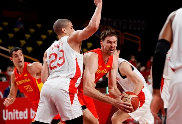 Spain s Pau Gasol (R) in action against Japan s Gavin Edwards (L) during the match between Spain and Japan for Group C of men s basketball for the 2020 Olympic Games, Olympische Spiele, Olympia, OS at the Saitama Super Arena in Tokyo, Japan, 25 July 2021. 2020 Olympics Basketball: Spain - Japan !ACHTUNG: NUR REDAKTIONELLE NUTZUNG!  Copyright: xKaixFoesterlingx EVE2387 20210726-6789bedf17b8f66e5d2766ca19dcc69637be7229