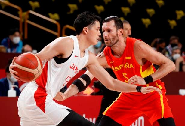 Spain s Rudy Fernandez (R) in action against Japan s Yuta Watanabe (L) during the match between Spain and Japan for Group C of men s basketball for the 2020 Olympic Games, Olympische Spiele, Olympia, OS at the Saitama Super Arena in Tokyo, Japan, 25 July 2021. 2020 Olympics Basketball: Spain - Japan !ACHTUNG: NUR REDAKTIONELLE NUTZUNG!  Copyright: xKaixFoesterlingx EVE2374 20210726-1522a6528a60ec4ddd3eeed591a3b2f2ee3ba2ea