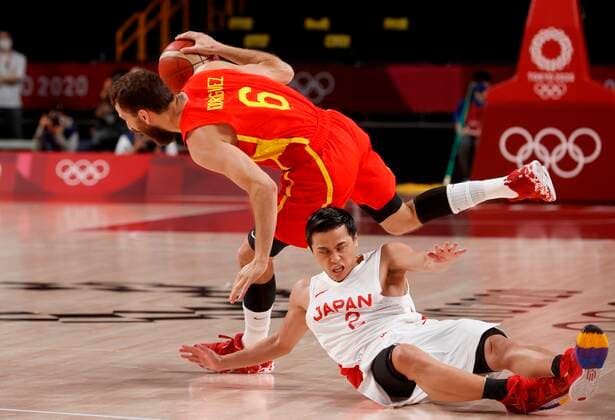 Spain s Sergio Rodriguez (L) in action against Japan s Yuki Togashi (R) during the match between Spain and Japan for Group C of men s basketball for the 2020 Olympic Games, Olympische Spiele, Olympia, OS at the Saitama Super Arena in Tokyo, Japan, 25 July 2021. 2020 Olympics Basketball: Spain - Japan !ACHTUNG: NUR REDAKTIONELLE NUTZUNG!  Copyright: xKaixFoesterlingx EVE2392 20210726-d10c075c94453f59b71fd37259e226d618142855
