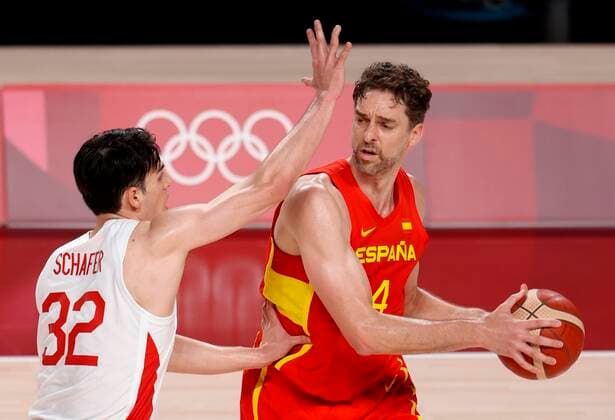 Spain s Pau Gasol (R) in action against Japan s Avi Koki Schafer (L) during the match between Spain and Japan for Group C of men s basketball for the 2020 Olympic Games, Olympische Spiele, Olympia, OS at the Saitama Super Arena in Tokyo, Japan, 25 July 2021. 2020 Olympics Basketball: Spain - Japan !ACHTUNG: NUR REDAKTIONELLE NUTZUNG!  Copyright: xKaixFoesterlingx EVE2433 20210726-4e15104a7a860c34c657467466a930eb8752e213