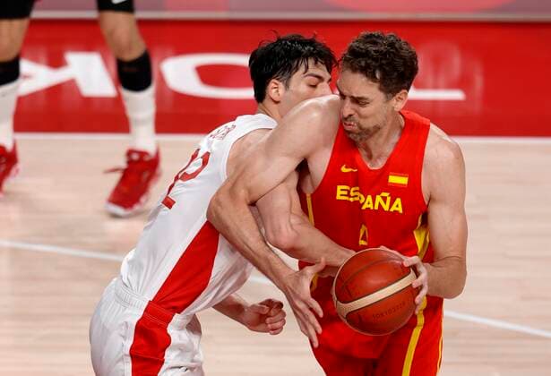 Spain s Pau Gasol (R) in action against Japan s Avi Koki Schafer (L) during the match between Spain and Japan for Group C of men s basketball for the 2020 Olympic Games, Olympische Spiele, Olympia, OS at the Saitama Super Arena in Tokyo, Japan, 25 July 2021. 2020 Olympics Basketball: Spain - Japan !ACHTUNG: NUR REDAKTIONELLE NUTZUNG!  Copyright: xKaixFoesterlingx EVE2444 20210726-b6acc0a4216f7ef4ba2ad66dc175b2e9223672d2