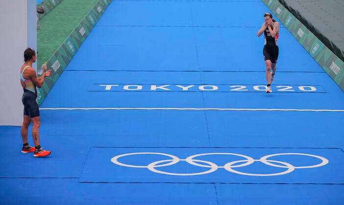 Bilder des Jahres 2021, Sport 07. Juli Sport Themen der Woche KW30 Sport Bilder des Tages (210727) -- TOKYO, July 27, 2021 -- Flora Duffy (L) of Bermuda claps hands to Georgia Taylor-Brown of Great Britain during Tokyo 2020 women s individual final of triathlon in Tokyo, Japan, July 27, 2021. ) (TOKYO2020)JAPAN-TOKYO-OLY-TRIATHLON-WOMEN-FINAL LixMing 