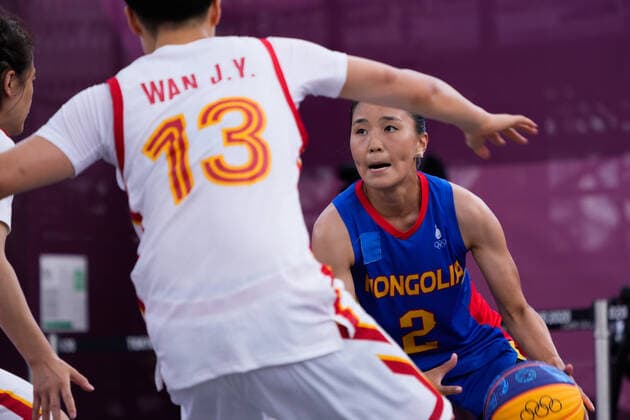 (210727) -- TOKYO, July 27, 2021 -- Tserenlkham Munkhsaikhan (R) of Mongolia drives the ball during the women s 3X3 basketball pool round match between China and Mongolia at the Tokyo 2020 Olympic Games, Olympische Spiele, Olympia, OS in Tokyo, Japan, July 27, 2021. ) (TOKYO2020)JAPAN-TOKYO-OLY-3X3 BASKETBALL-WOMEN-POOL ROUND ZhangxXiaoyu 