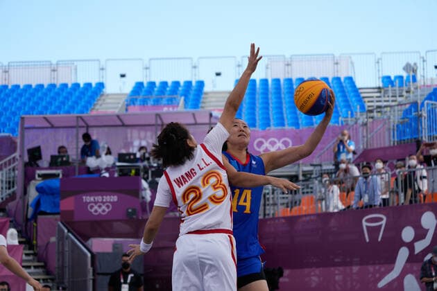 (210727) -- TOKYO, July 27, 2021 -- Solongo Bayasgalan (R) of Mongolia goes up for a basket during the women s 3X3 basketball pool round match between China and Mongolia at the Tokyo 2020 Olympic Games, Olympische Spiele, Olympia, OS in Tokyo, Japan, July 27, 2021. ) (TOKYO2020)JAPAN-TOKYO-OLY-3X3 BASKETBALL-WOMEN-POOL ROUND ZhangxXiaoyu 