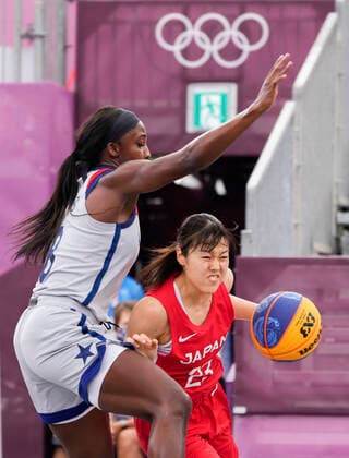 (210727) -- TOKYO, July 27, 2021 -- Yamamoto Mai (R) of Japan competes during the women s 3x3 basketball pool round match at Tokyo 2020 Olympic Games, Olympische Spiele, Olympia, OS in Tokyo, Japan, July 27, 2021. ) (TOKYO2020)JAPAN-TOKYO-OLY-3x3 BASKETBALL-JAPAN VS USA ZhangxXiaoyu 