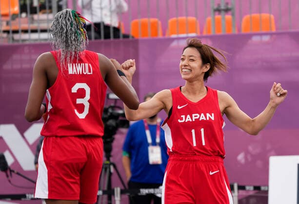 (210727) -- TOKYO, July 27, 2021 -- Mawuli Stephanie (L) and Shinozaki Mio of Japan celebrate during the women s 3x3 basketball pool round match at Tokyo 2020 Olympic Games, Olympische Spiele, Olympia, OS in Tokyo, Japan, July 27, 2021. ) (TOKYO2020)JAPAN-TOKYO-OLY-3x3 BASKETBALL-JAPAN VS USA ZhangxXiaoyu 