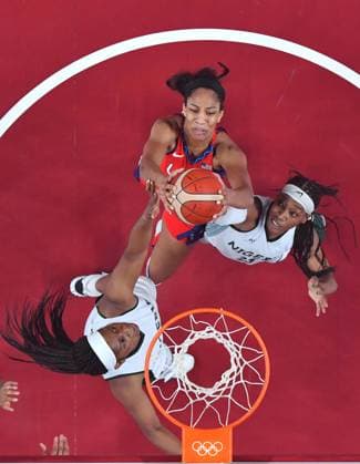 (210727) -- TOKYO, July 27, 2021 -- A Ja Wilson (top) of the United States competes during the women s preliminary round Group B match of basketball between the United States and Nigeria at Tokyo 2020 Olympic Games, Olympische Spiele, Olympia, OS in Tokyo, Japan, July 27, 2021. ) (TOKYO2020)XHTP-JAPAN-TOKYO-OLY-BASKETBALL-WOMEN S-PRELIMINARY-GROUP B MengxYongmin 