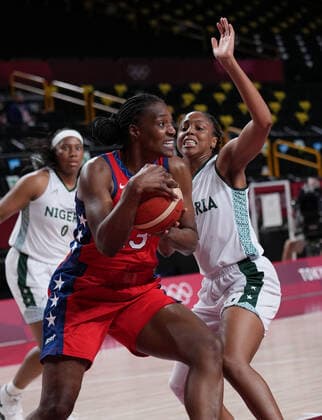 (210727) -- TOKYO, July 27, 2021 -- Sylvia Fowles (C) of the United States breaks through during the women s preliminary round Group B match of basketball between the United States and Nigeria at Tokyo 2020 Olympic Games, Olympische Spiele, Olympia, OS in Tokyo, Japan, July 27, 2021. ) (TOKYO2020)JAPAN-TOKYO-OLY-BASKETBALL-WOMEN S-PRELIMINARY-GROUP B MengxYongmin 