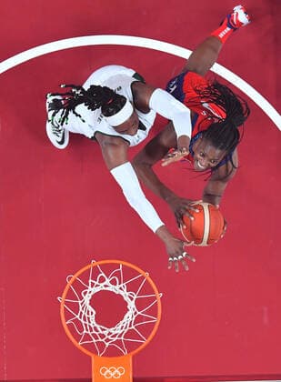 (210727) -- TOKYO, July 27, 2021 -- Sylvia Fowles (R) of the United States goes for a layup during the women s preliminary round Group B match of basketball between the United States and Nigeria at Tokyo 2020 Olympic Games, Olympische Spiele, Olympia, OS in Tokyo, Japan, July 27, 2021. ) (TOKYO2020)JAPAN-TOKYO-OLY-BASKETBALL-WOMEN S-PRELIMINARY-GROUP B MengxYongmin 