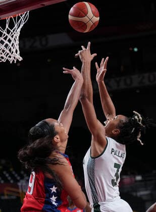 (210727) -- TOKYO, July 27, 2021 -- Pallas Kunaiyi-Akpanah (R) of Nigeria shoots during the women s preliminary round Group B match of basketball between the United States and Nigeria at Tokyo 2020 Olympic Games, Olympische Spiele, Olympia, OS in Tokyo, Japan, July 27, 2021. ) (TOKYO2020)JAPAN-TOKYO-OLY-BASKETBALL-WOMEN S PRELIMINARY-GROUP B MengxYongmin 