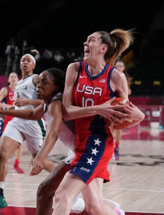 (210727) -- TOKYO, July 27, 2021 -- Breanna Stewart (R) of the United States breaks through during the women s preliminary round Group B match of basketball between the United States and Nigeria at Tokyo 2020 Olympic Games, Olympische Spiele, Olympia, OS in Tokyo, Japan, July 27, 2021. ) (TOKYO2020)JAPAN-TOKYO-OLY-BASKETBALL-WOMEN S PRELIMINARY-GROUP B MengxYongmin 