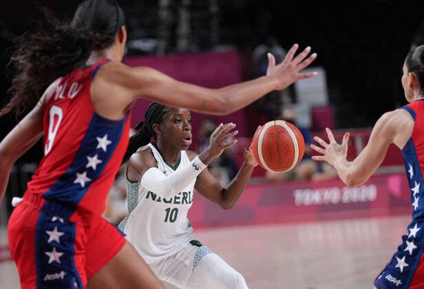 (210727) -- TOKYO, July 27, 2021 -- Promise Amukamara (C) of Nigeria passes the ball during the women s preliminary round Group B match of basketball between the United States and Nigeria at Tokyo 2020 Olympic Games, Olympische Spiele, Olympia, OS in Tokyo, Japan, July 27, 2021. ) (TOKYO2020)JAPAN-TOKYO-OLY-BASKETBALL-WOMEN S PRELIMINARY-GROUP B MengxYongmin 
