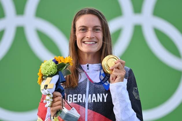 Bilder des Jahres 2021, Sport 07. Juli Tokio 2020 im Jahr 2021, Rückblick: Olympische Highlights Sport Themen der Woche KW30 Sport Bilder des Tages Ricarda FUNK (GER), mit Medaille,Goldmedaille,Gold,winner,Sieger, Siegerehrung, Women s Kayak,Canoe,Slalom,Kanu Slalom,Wildwasseer am 27.07.2021, Kasai Canoe Slalom Center. Olympische Sommerspiele 2020, vom 23.07. - 08.08.2021 in Tokio Japan. *** Ricarda FUNK GER , with medal,gold medal,gold,winner,winner,award ceremony,Women s Kayak,Canoe,Slalom,Canoe Slalom,White Water on 27 07 2021, Kasai Canoe Slalom Center Summer Olympics 2020, from 23 07 08 2021 in Tokyo Japan