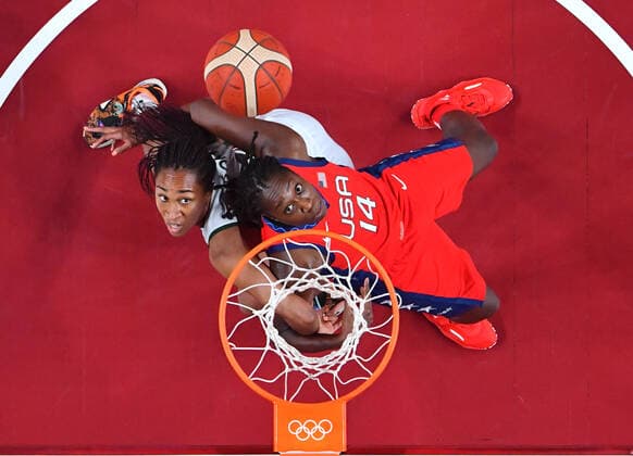 (210727) -- TOKYO, July 27, 2021 -- Tina Charles (R) of the United States competes during the women s preliminary round Group B match of basketball between the United States and Nigeria at Tokyo 2020 Olympic Games, Olympische Spiele, Olympia, OS in Tokyo, Japan, July 27, 2021. ) (TOKYO2020)XHTP-JAPAN-TOKYO-OLY-BASKETBALL-WOMEN S PRELIMINARY-GROUP B MengxYongmin 