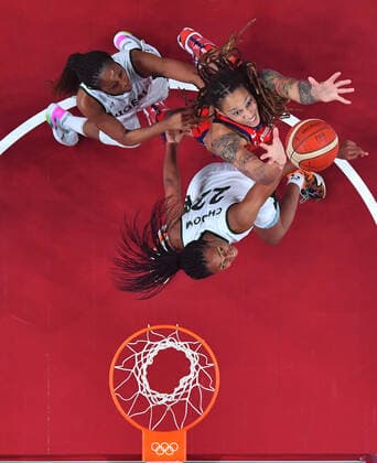 (210727) -- TOKYO, July 27, 2021 -- Brittney Griner (R, top) of the United States competes during the women s preliminary round Group B match of basketball between the United States and Nigeria at Tokyo 2020 Olympic Games, Olympische Spiele, Olympia, OS in Tokyo, Japan, July 27, 2021. ) (TOKYO2020)JAPAN-TOKYO-OLY-BASKETBALL-WOMEN S PRELIMINARY-GROUP B MengxYongmin 